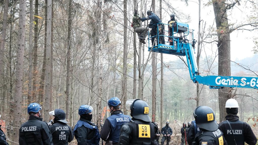 12.11.2020 xkhx Protest gegen A49-Ausbau Räumung im Dannenröder Forst Aktivisten wollen den Wald mit ihrem Leben verteidigen und machen es der Polizei mit Barrikaden und Aktionen in grosser Höhe schwer zu räumen Bild zeigt Besetzer versucht durch Kl