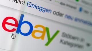 ARCHIV - 11.07.2018, Sachsen, Dresden: Das Logo von Ebay auf der Startseite der Internet-Verkaufsplattform. (zu dpa «eBay Kleinanzeigen führt Bezahlfunktion ein») Foto: Monika Skolimowska/ZB/dpa +++ dpa-Bildfunk +++
