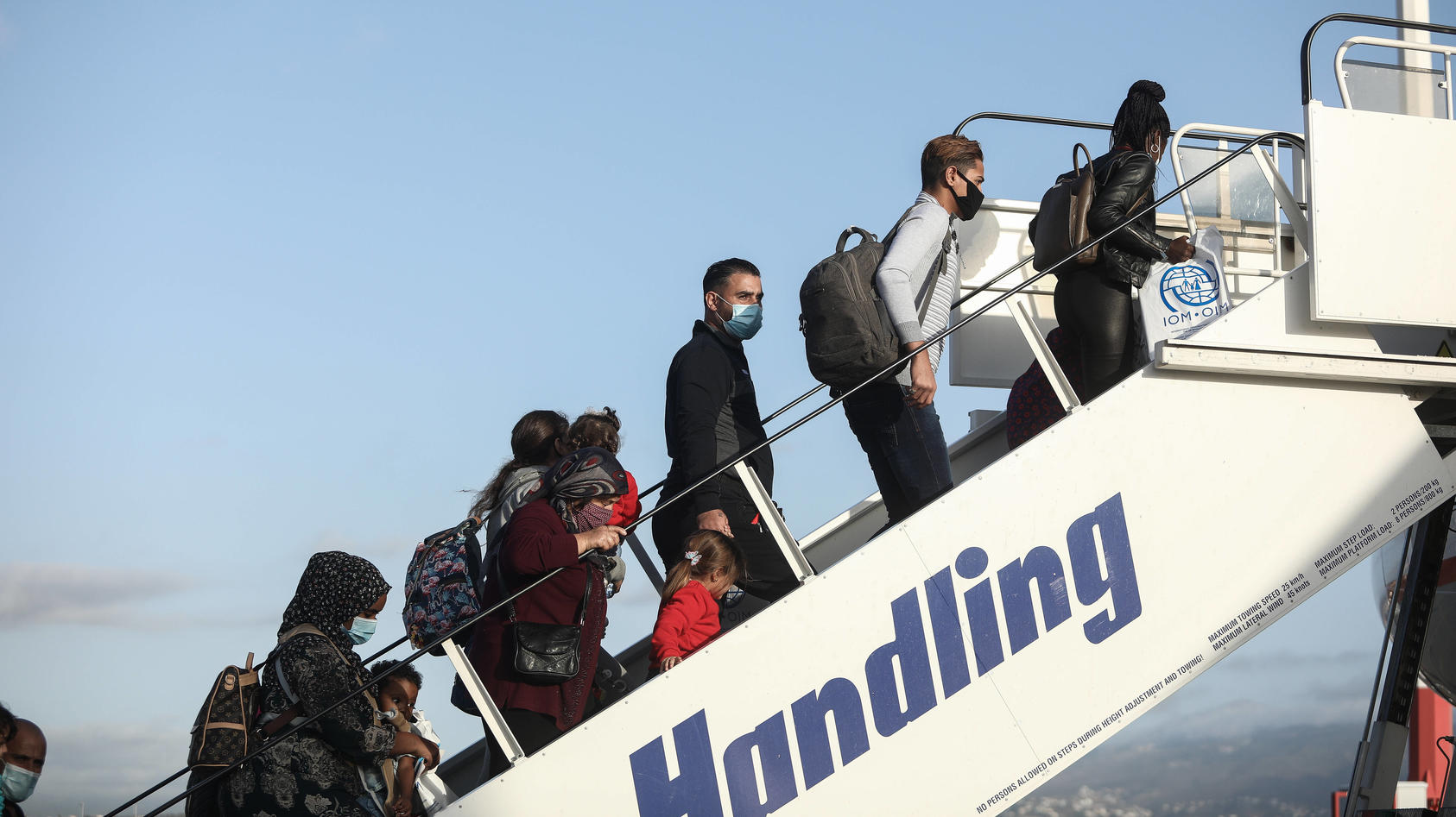  Abflug von 101 anerkannten Flüchtlingen nach Deutschland vom Flughafen in Athen im Rahmen der Umsiedlung von 1.553 Flüchtlingen und Einwanderern aus dem ehemaligen Aufnahme- und Identifikationszentrum Moria auf der griechischen Insel Lesbos am Freit