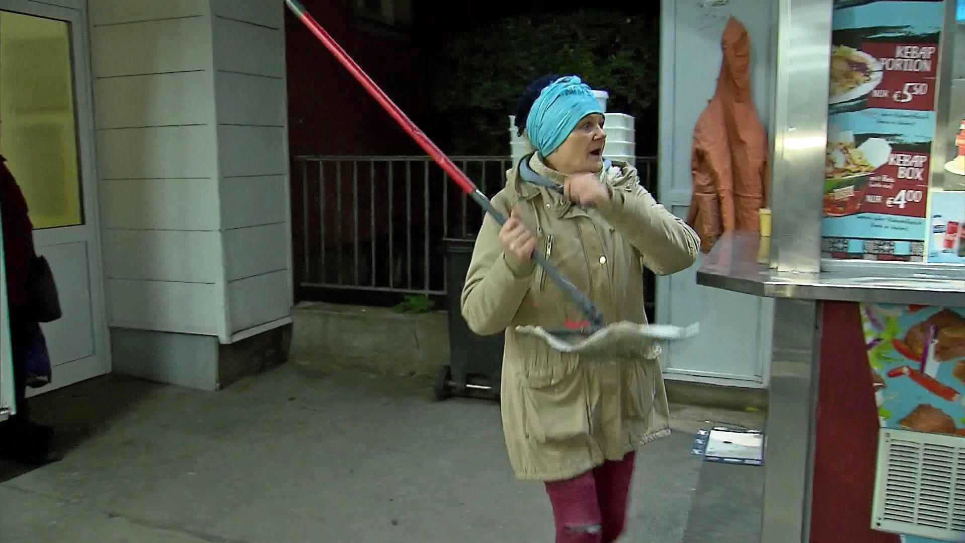 Maria Lukaszczyk﻿ demonstriert unserer Reporterin, wie sie den Angreifer verfolgt hat.