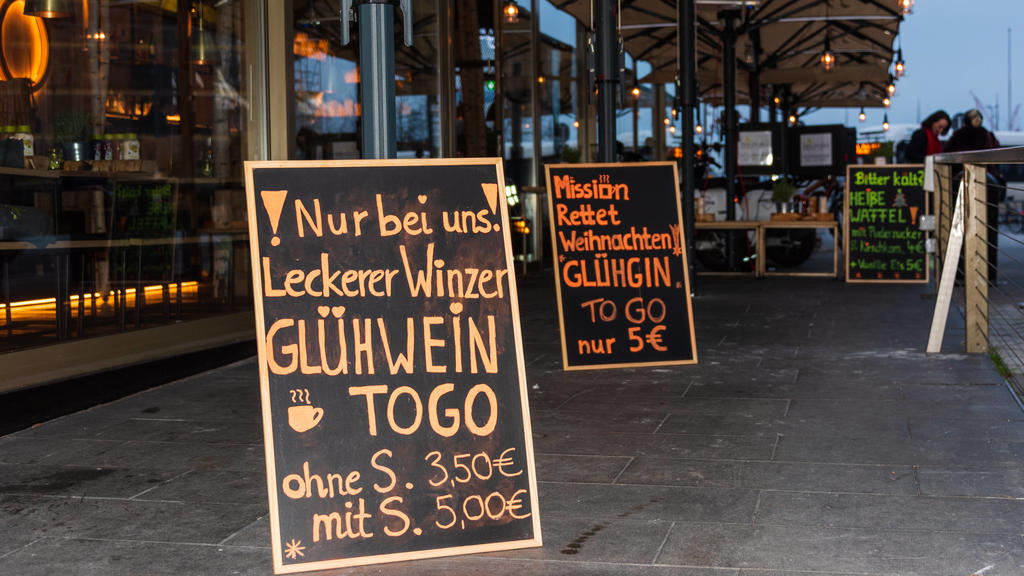 Kiel, 08. Dezember 2020 In der Innenstadt von Kiel gibt es einen Weihnachtsmarkt-light, der mit sehr wenigen Ständen, einem Kinderkarussell und Lichterschmuck etwas Weihnachtsatmosphäre in die Stadt bringen soll. Die Betreiber und der Einzelhandel be