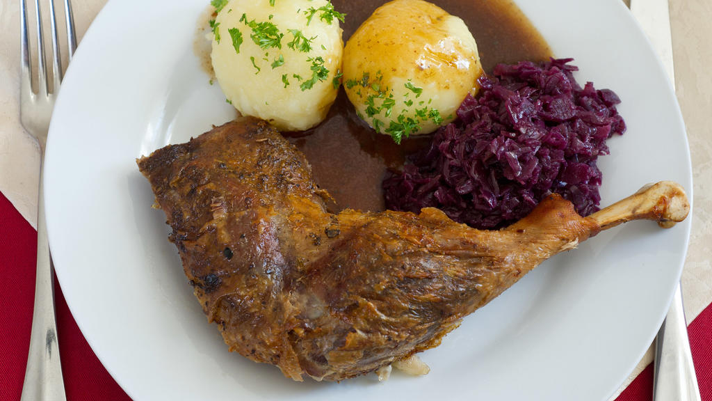 ARCHIV - 12.11.2011, Brandenburg, Mixdorf: In einer Gaststätte steht ein Teller mit Klößen, Rotkohl und Gänsekeule. (zu dpa «Die Weihnachtsgans stammt überwiegend aus dem Ausland») Foto: Patrick Pleul/dpa-Zentralbild/dpa +++ dpa-Bildfunk +++