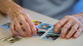 ARCHIV - 17.11.2020, Bayern, Krailling: Eine Bewohnerin des Altenheims Maria Eich spielt auf einer Pflegestation das Spiel «Memory» und legt Kartenpaare zusammen. Alzheimer und andere Demenzerkrankungen gehören nach Angaben der Weltgesundheitsorganisation (WHO) neu zu den zehn häufigsten Todesursachen weltweit. (zu dpa «Demenz jetzt unter den zehn häufigsten Todesursachen weltweit») Foto: Sven Hoppe/dpa +++ dpa-Bildfunk +++