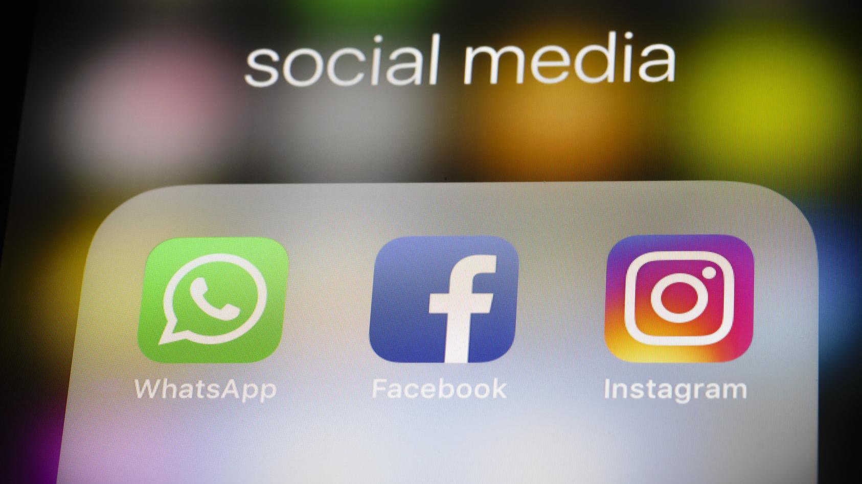 Die Apps verschiedener Sozialer Netzwerke werden auf einem Smartphone angezeigt. WhatsApp, Facebook, Instagram.