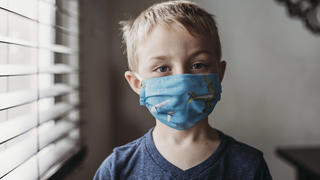  Portrait of young school aged boy with mask on with at home San Diego, CA, United States PUBLICATIONxINxGERxSUIxAUTxONLY CR_KESM200908-485892-01 ,model released, Symbolfoto