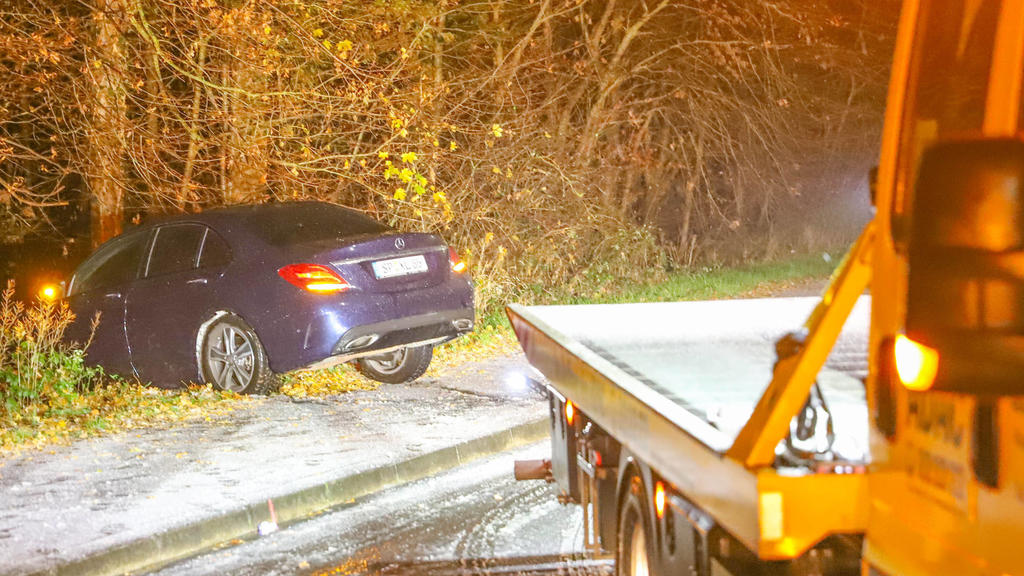 Einige Autofahrer hat es bei den winterlichen Straßenverhältnissen aus der Bahn geworfen.