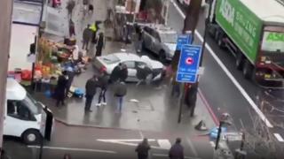 Auto rast in London in Menschenmenge.