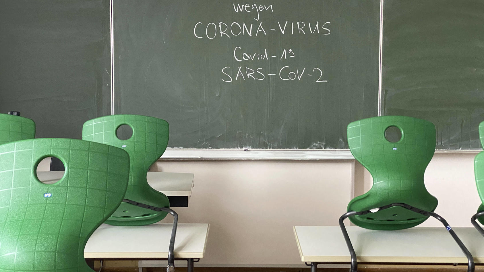 Schule entfällt wegen Corona-Virus, Covid-19, SARS-CoV-2, leeres Klassenzimmer, Deutschland Schule entfällt wegen Coron