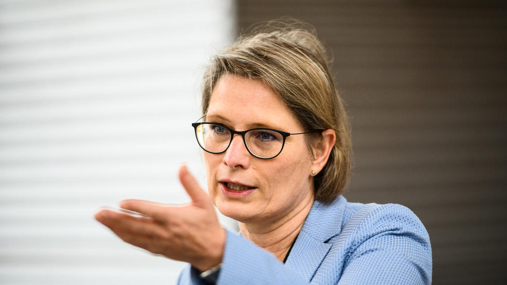 23.10.2020, Rheinland-Pfalz, Mainz: Stefanie Hubig (SPD), Bildungsministerin von Rheinland-Pfalz, gestikuliert auf einer Pressekonferenz. Die Bildungsministerin von Rheinland-Pfalz besucht die Ludwig-Schwamb-Schule in Mainz. Das Bildungsministerium m