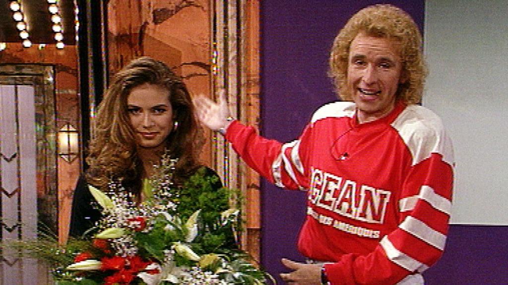 Thomas Gottschalk gratuliert Heidi Klum. Sie ist in der Endausscheidung des "Petra"-Model-Wettbewerbes