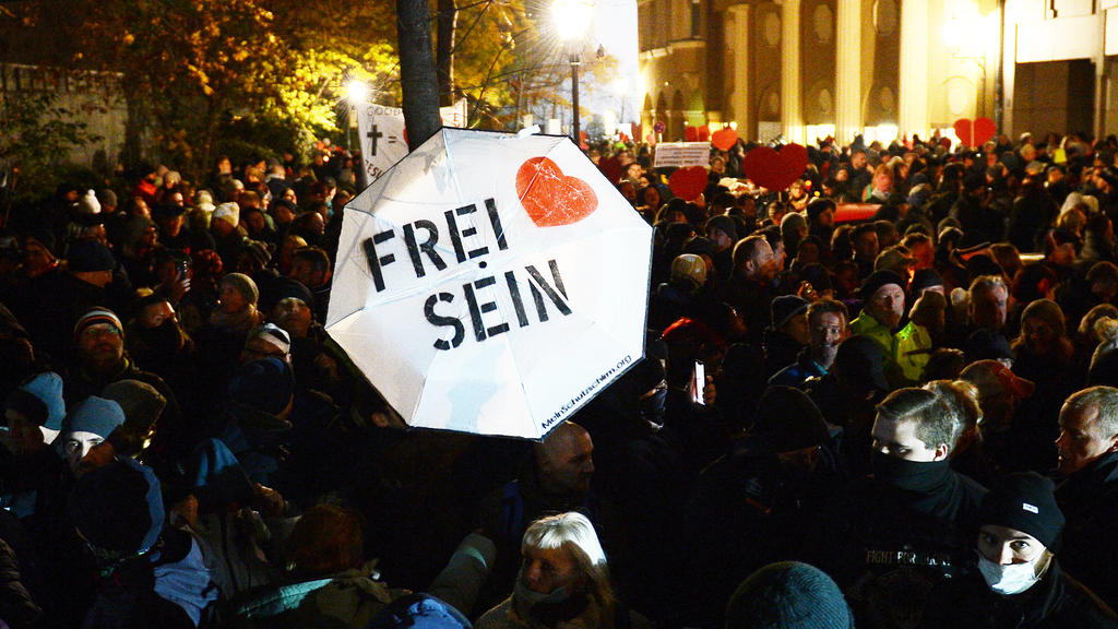Demonstration gegen die Anti-Corona-Maßnahmen der Bundesregierung, Leipzig, 21.11.2020 Blick von oben auf die Demonstranten vor einer Polizeikette bei einer Demonstration gegen die Corona-Maßnahmen in Leipzig 21.11.2020. Zu sehen sind u.a. ein Regen