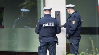 Zwei Polizeibeamte vor Haustür