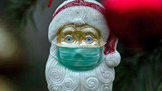 Weihnachtsmann mit Mund- und Nasenschutz
