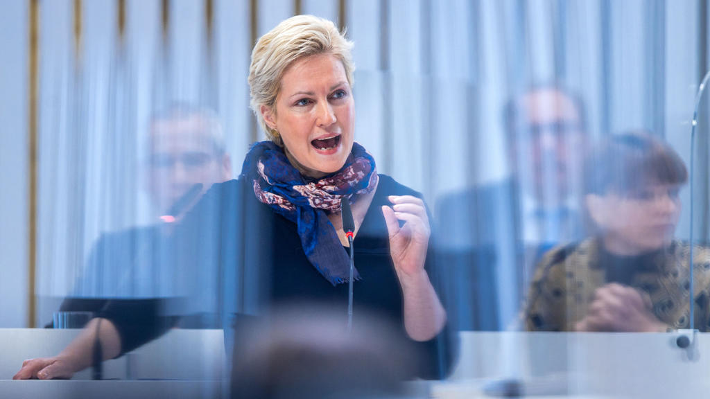 29.10.2020, Mecklenburg-Vorpommern, Schwerin: Manuela Schwesig (SPD), die Ministerpräsidentin von Mecklenburg-Vorpommern, spricht bei ihrer Regierungserklärung vor den Abgeordneten im Landtag von Mecklenburg-Vorpommern über den Teil-Lockdown und ist