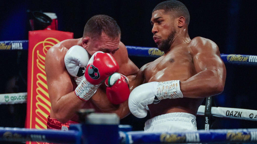 Sport Bilder des Tages First game - Florian Marku vs Jamie Stewart Joshua V Pulev 12.12.2020 Copyright: xLiubomirxASENOVx