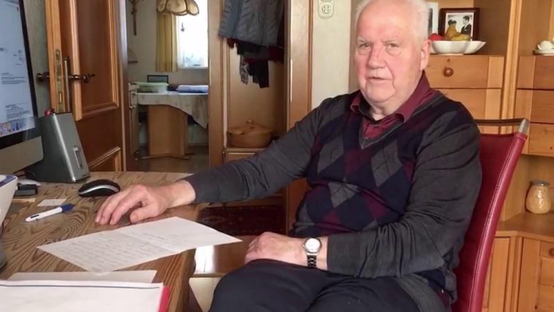 Hans Strassegger sitzt am Tisch.
