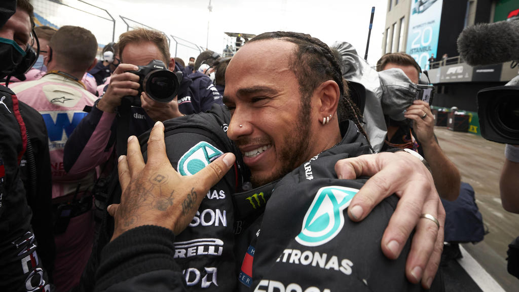  2020 Turkish GP ISTANBUL PARK, TURKEY - NOVEMBER 15: Lewis Hamilton, Mercedes-AMG Petronas F1, celebrates with histeam after winning the race and securing his 7th championship during the Turkish GP at Istanbul Park on Sunday November 15, 2020, Turke