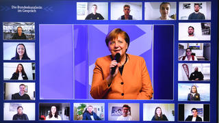 12.11.2020, Berlin: Bundeskanzlerin Angela Merkel ist auf einem Bildschirm während der neuen digitalen Dialogreihe «Die Bundeskanzlerin im Gespräch» im Kanzleramt zu sehen. Foto: John Macdougall/AFP Pool/dpa +++ dpa-Bildfunk +++