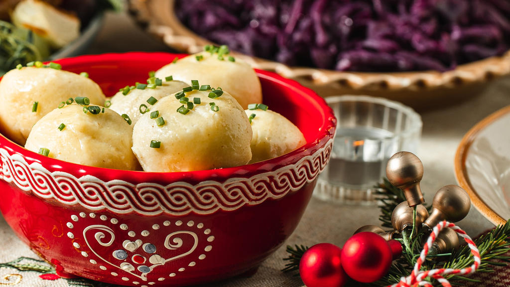 Weihnachtliches Festessen mit Gans, Knödeln und Rotkohl