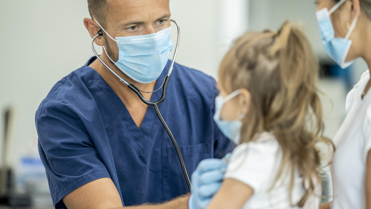 Viele Eltern scheuen aus Angst vor Corona den Gang zum Kinderarzt.
