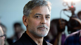 ARCHIV - 15.05.2019, Großbritannien, London: George Clooney, Schauspieler aus den USA, kommt zur Premiere des Films «Catch-22 - Der böse Trick» im GUE Cinema Westfield. (zu dpa "George Clooney geht auch mit «Sexiest Man Alive»-Titel lässig um") Foto: Ian West/PA Wire/dpa +++ dpa-Bildfunk +++
