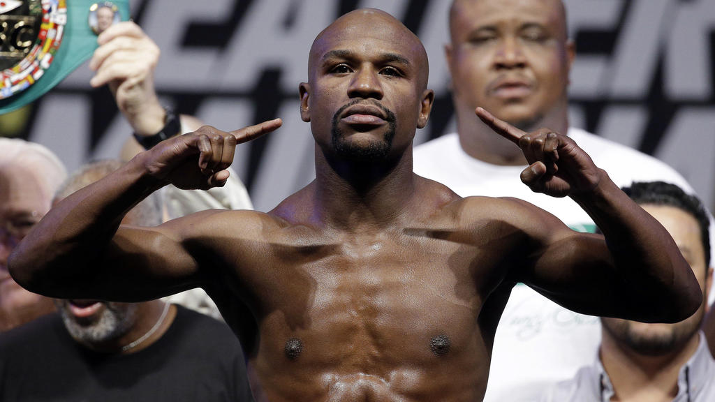 ARCHIV - 12.09.2014, USA, Las Vegas: Floyd Mayweather Jr., US-amerikanischer Boxer, posiert beim Wiegen vor seinem Kampf gegen Maidana. Floyd Mayweather, der ungeschlagen elf WM-Titel in fünf Gewichtsklassen holte, wurde in die Hall of Fame des Boxen