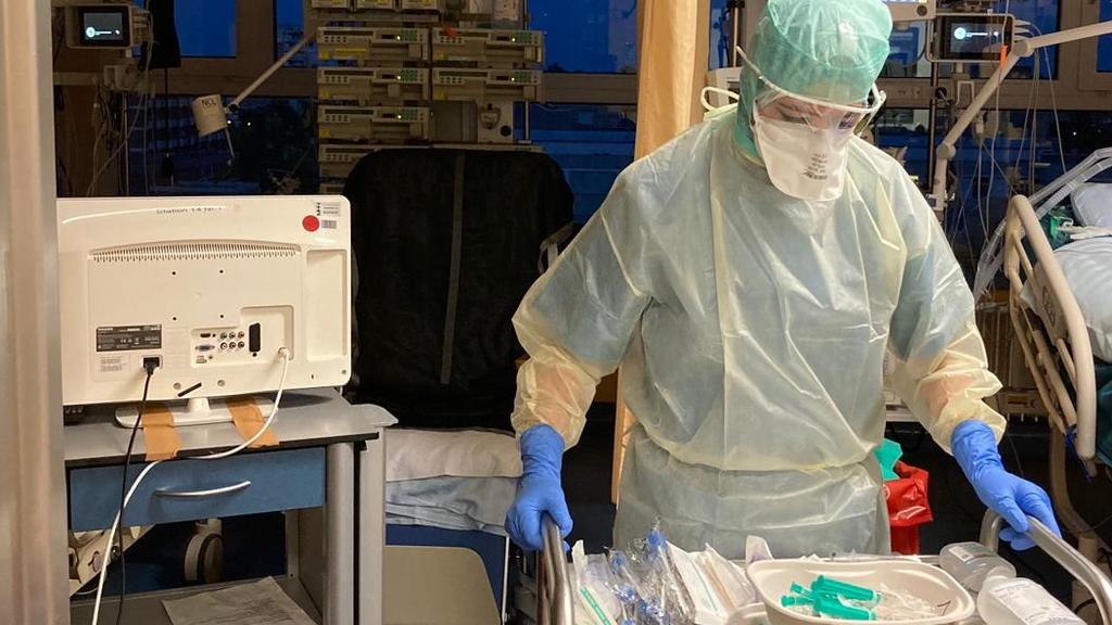 Das Foto zeigt Farah Demir in ihrer Arbeitskleidung auf der Intensivstation. Schutzanzug, Handschuhe und FFP3-Maske gehören zur Grundausstattung.