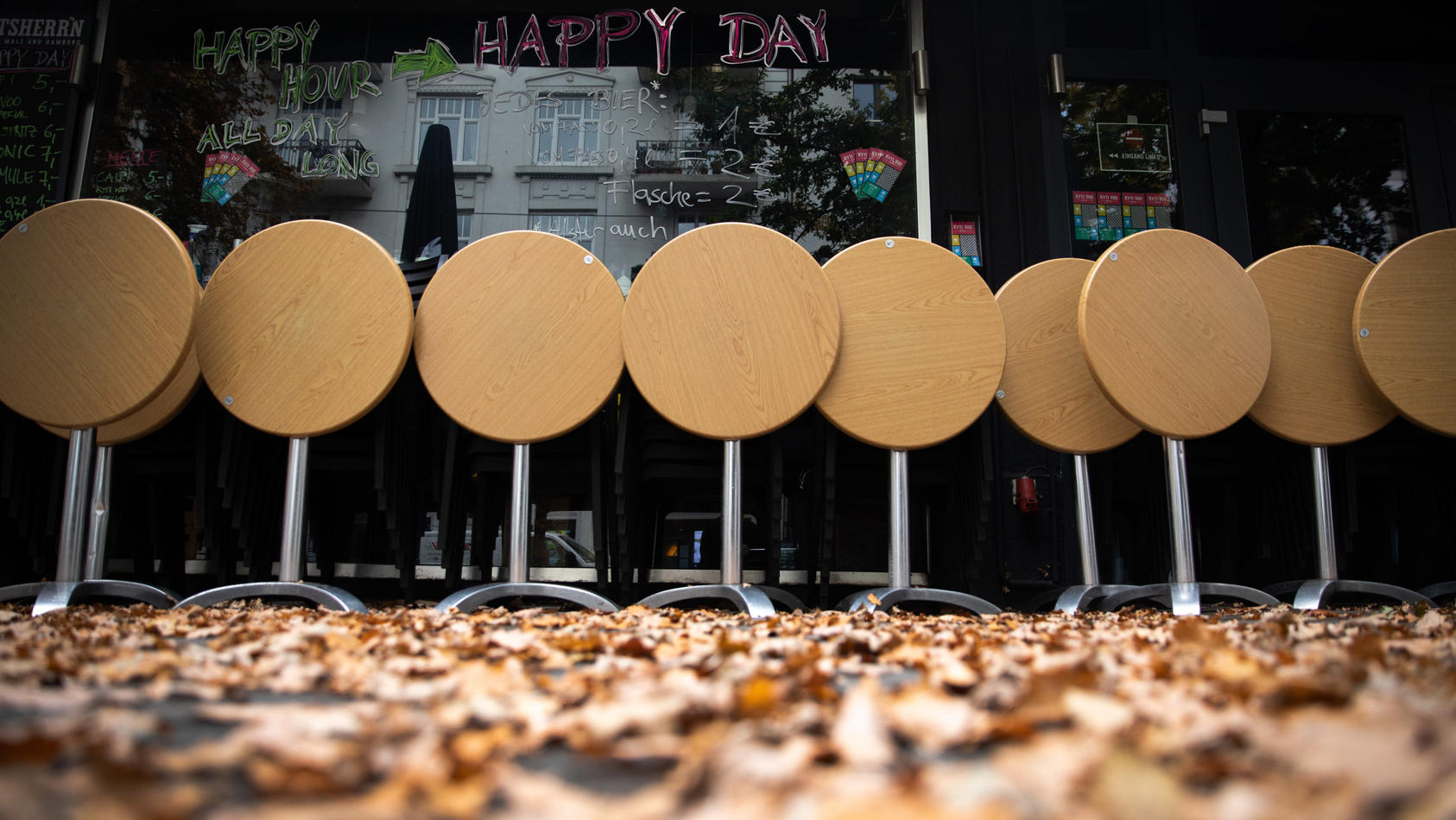 ARCHIV - 02.11.2020, Hamburg: Leere Tische stehen vor einer geschlossenen Bar im Stadtteil Sankt Georg. In ganz Deutschland hat ein vierwöchiger Teil-Lockdown begonnen, um die Ausbreitung des Coronavirus zu bremsen. Foto: Christian Charisius/dpa +++ 