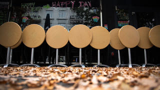 ARCHIV - 02.11.2020, Hamburg: Leere Tische stehen vor einer geschlossenen Bar im Stadtteil Sankt Georg. In ganz Deutschland hat ein vierwöchiger Teil-Lockdown begonnen, um die Ausbreitung des Coronavirus zu bremsen. Foto: Christian Charisius/dpa +++ dpa-Bildfunk +++