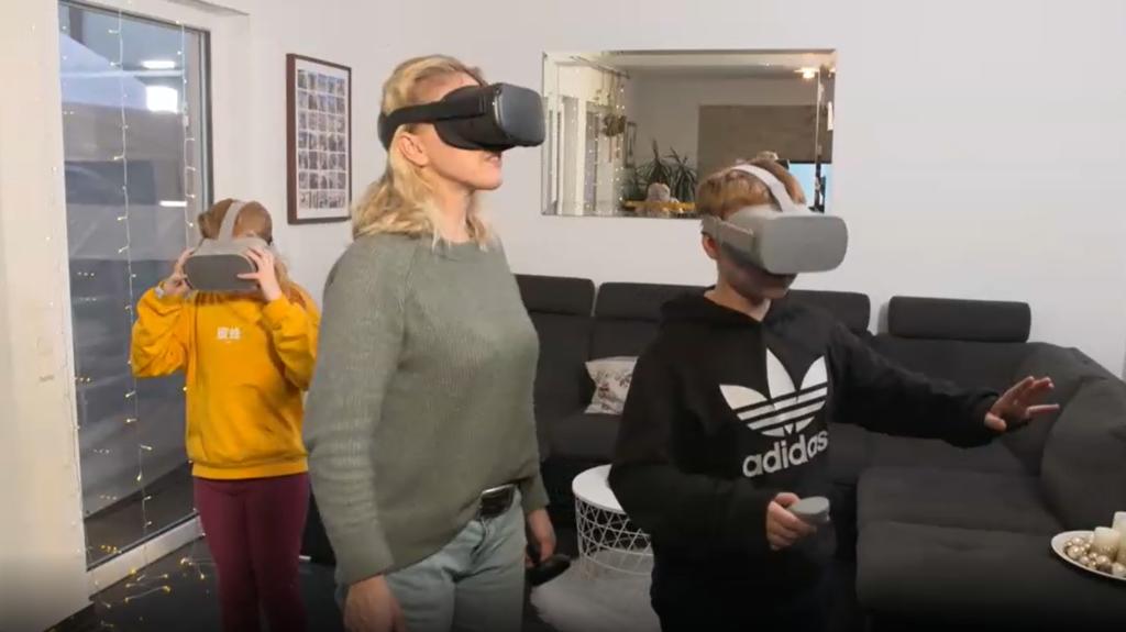 Mutter, Tochter und Sohn mit VR-Brillen