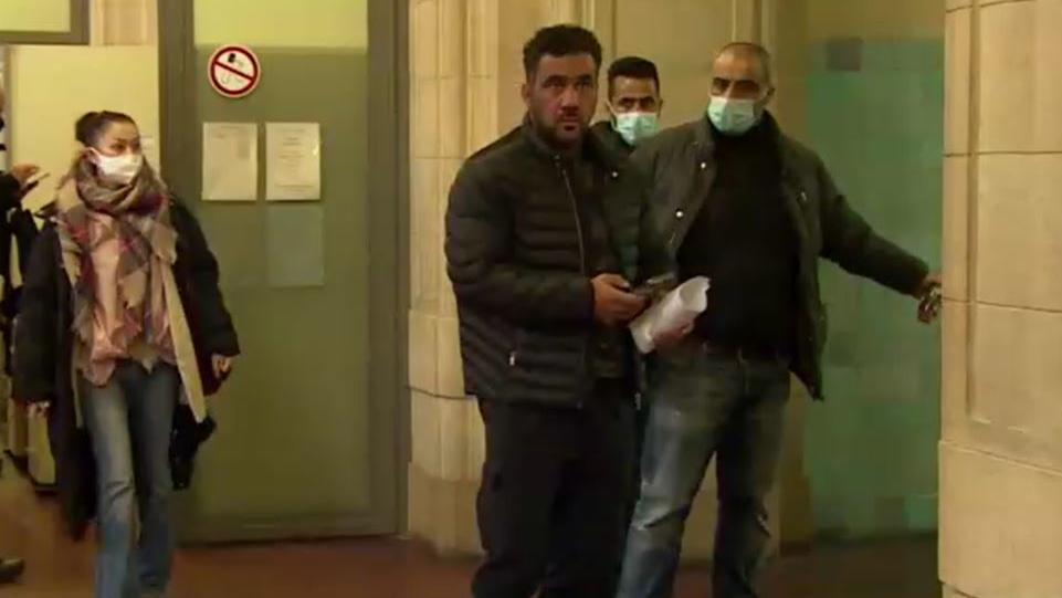 15. Prozesstag- RTL-Reporterin und Abou-Chaker-Brüder im Flur des Gerichts