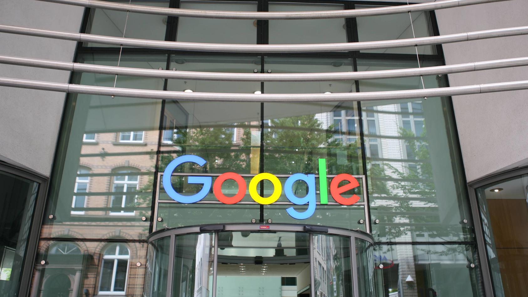  Das Google Logo über der deutschen Zentrale in Hamburg 18.07.2017