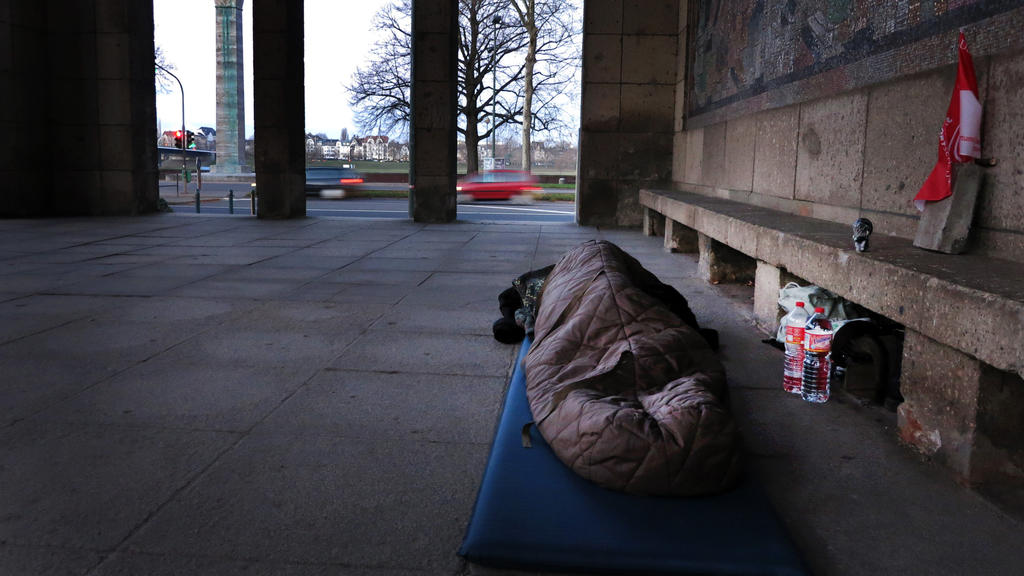 ARCHIV - 06.12.2012, Nordrhein-Westfalen, Düsseldorf: Ein Obdachloser schläft in einem Vorraum der Kunstsammlung in der Nähe des Rheinufers. (Zu dpa «Obdachlos im Pandemiewinter: Hilfsaufwand ist größer als sonst») Foto: picture alliance / dpa +++ dp