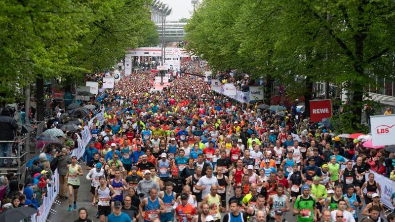 Läufer starten beim 34. Hamburg Marathon 2019