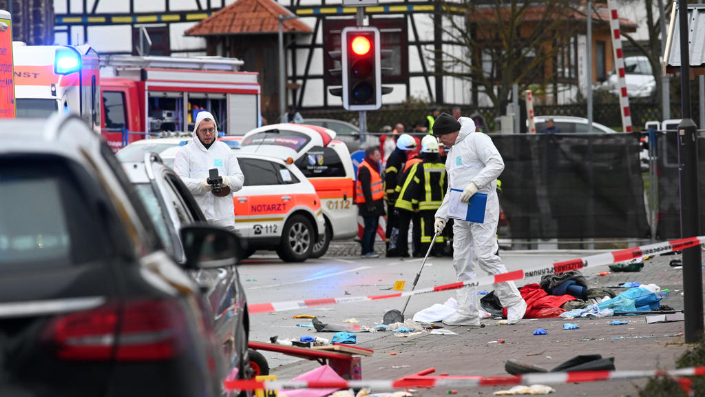 Hessen, Volkmarsen: Einsatzkräfte nehmen an der Unfallstelle in Volkmarsen Spuren auf.