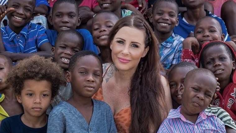 Anja Ringgren Lovén mit Hope (links neben ihr) und anderen geretteten Hexenkindern.