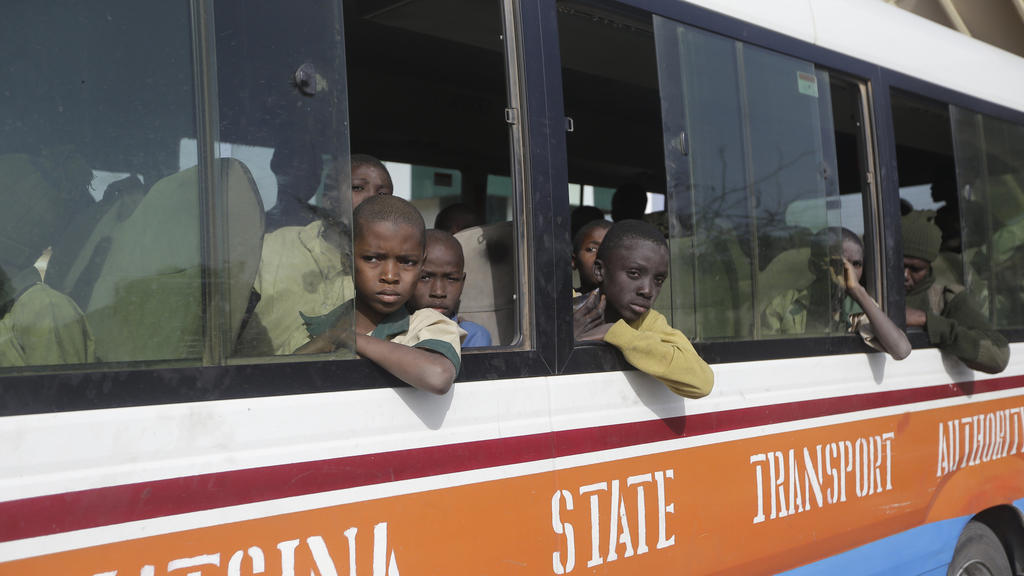 18.12.2020, Nigeria, Katsina: Freigelassene Schüler, die Anfang der Woche aus der Schule «Government Science Secondary School» in Kankara in der Nordregion Katsina von Extremisten entführt worden waren, sitzen in einem Bus. Mehr als 300 Schüler, die