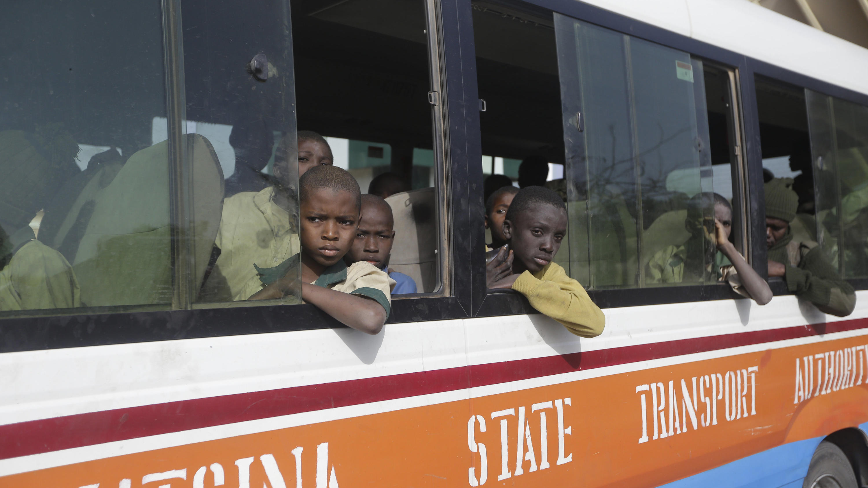 18.12.2020, Nigeria, Katsina: Freigelassene Schüler, die Anfang der Woche aus der Schule «Government Science Secondary School» in Kankara in der Nordregion Katsina von Extremisten entführt worden waren, sitzen in einem Bus. Mehr als 300 Schüler, die 