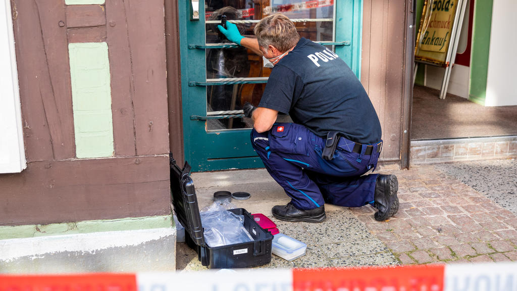15.09.2020, Niedersachsen, Celle: Ein Mitarbeiter der Spurensicherung arbeitet vor einem Juweliergeschäft. Gestern haben zwei bewaffnete Männer versucht, einen Juwelier zu überfallen. Beide Täter wurden tödlich verletzt. Nach bisherigen Erkenntnissen
