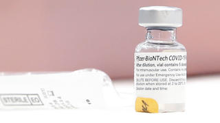 A vial of the Pfizer-BioNTech coronavirus vaccine sits on a table with a syringe at Long Island Jewish Medical Center Northwell Health in New York City on Monday, December 14, 2020. The first trucks carrying a COVID-19 vaccine for widespread use in the United States left from Portage, Michigan manufacturing plant on Sunday morning. PUBLICATIONxINxGERxSUIxAUTxHUNxONLY NYP20201214116 JohnxAngelillo 