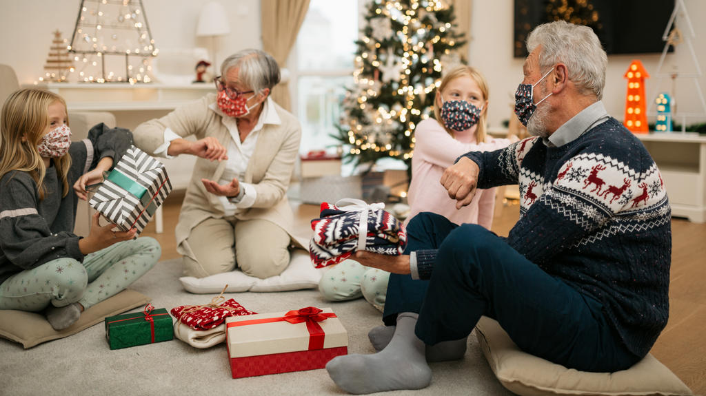 Großeltern und Enkel an Weihnachten