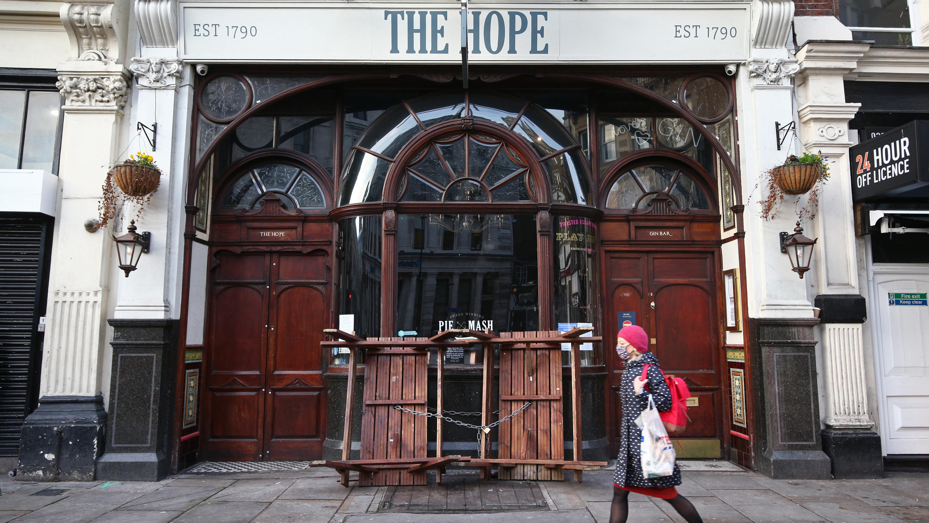 16.12.2020, Großbritannien, London: Die beliebte Pub "The Hope" ist geschlossen. Wegen drastisch steigender Fallzahlen wurde London in die höchste Corona-Warnstufe eingestuft. Restaurants und Pubs, Kinos und Theater sind geschlossen, außerdem gelten 