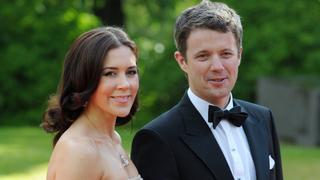 (FILE) A file picture dated 18 June 2010 shows Crown Prince Frederik of Denmark (R) and his wife Crown Princess Mary of Denmark (L) arriving at the Swedish Goverment Dinner on the occasion of the royal wedding of Crown Princess Victoria of Sweden and Daniel Westling, in Stockholm, Sweden. Australian-born Crown Princess Mary is expecting twins, announced the Danish royal palace on 06 August 2010. The delivery is due sometime in January 2011, the statement said. EPA/FRANK MAY  +++(c) dpa - Bildfunk+++
