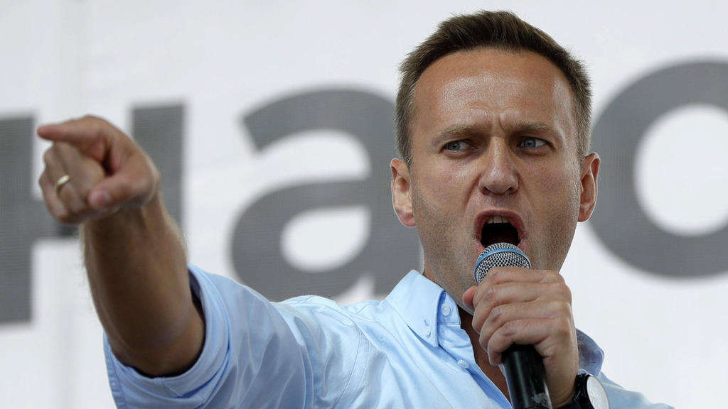 ARCHIV - 20.07.2019, Russland, Moscow: Alexej Nawalny, Oppositionsführer aus Russland, spricht bei einer Protestaktion. (Zu dpa "Recherchen: Acht Agenten sollen hinter Anschlag auf Nawalny stecke") Foto: Pavel Golovkin/AP/dpa +++ dpa-Bildfunk +++