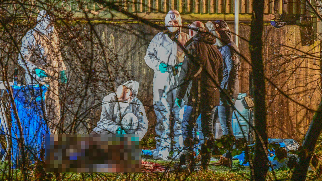 Tötungsdelikt in Ebersbach, 21.12.2020, Baden-Württemberg, Ebersbach an der Fils: Die Polizei ermittelt und sichert Spuren rund um einen Tatort nahe dem Fluss Fils. Zuvor war eine Leiche auf einem Fußweg aufgefunden worden. Die Ermittlungen ergaben