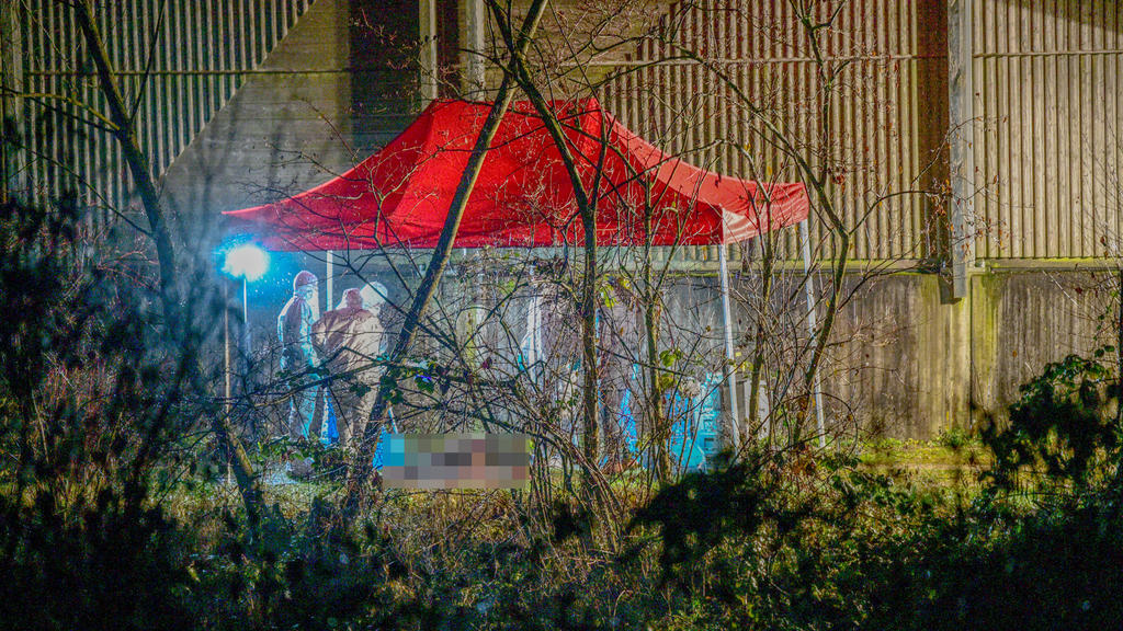 21.12.2020, Baden-Württemberg, Ebersbach: Spurensicherer der Polizei arbeiten an einem Fundort einer Leiche. (zu dpa: "Ermittlungen nach Leichenfund") Foto: Marius Bulling/dpa +++ dpa-Bildfunk +++