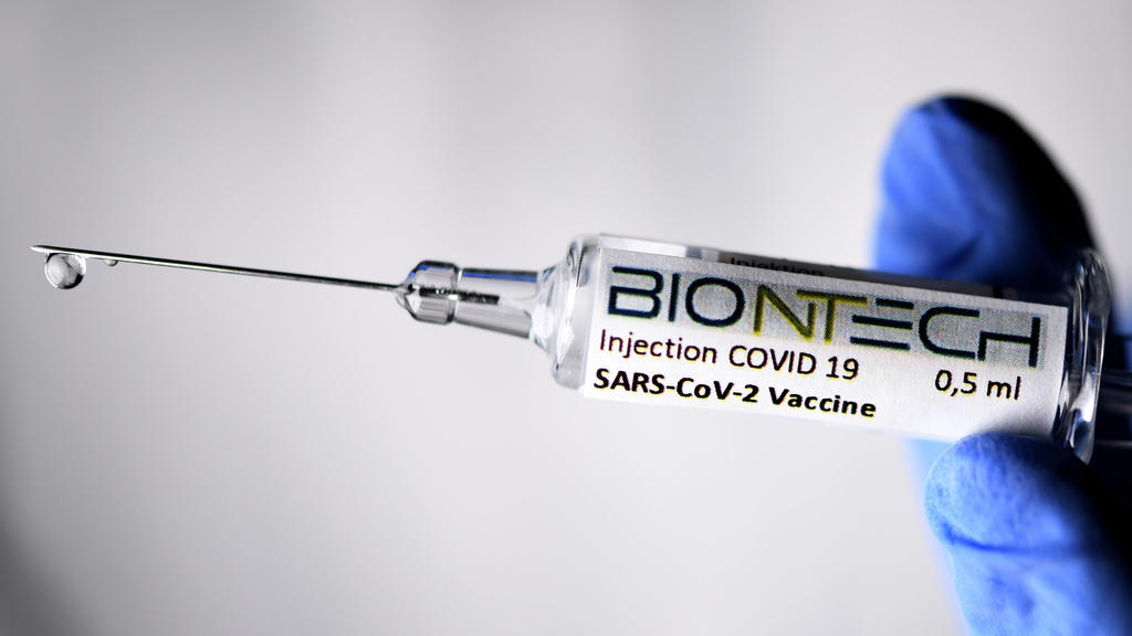 BIONTECH Impfstoff SYMBOLBILD / STOCK FOTO COVID 19 SARS-CoV-2 VACCINE Impfung- Impfstoff Stock Bilder vom 22.11.2020 Meerbusch *** BIONTECH Vaccine SYMBOL IMAGE CANE PHOTO COVID 19 SARS CoV 2 VACCINE Vaccine Vaccine Cane Pictures from 22 11 2020 Me