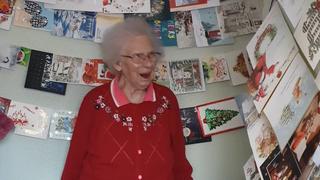 Die 92-Jährige Nancy freut sich über ihre Weihnachtspost.