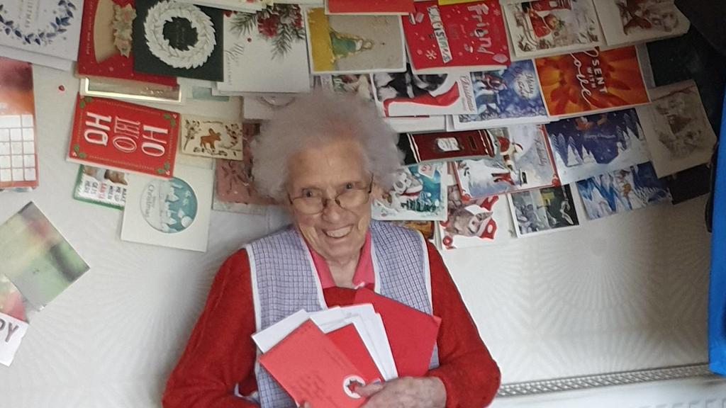 Nancy Letham freut sich über ihre Weihnachtspost aus aller Welt