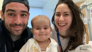 Andrew Kaczynski mit seiner Frau und Tochter Francesca im Krankenhaus